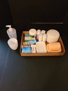 lot 1531 image: Assorted bathroom dcor and supplies