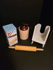 lot 2008 image: Assorted kitchen items