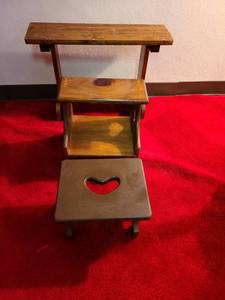 lot 2048 image: Set of 3 stools