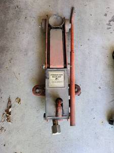 lot 3004 image: Hydraulic roller floor Jack 3000 pound capacity