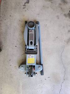 lot 3005 image: Hydraulic floor Jack 4000 pound capacity