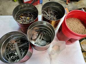 lot 3019 image: Assorted garage items and grass seed