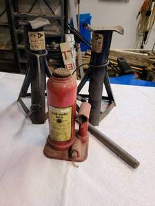 lot 3020 image: Jack stands With hydraulic jack