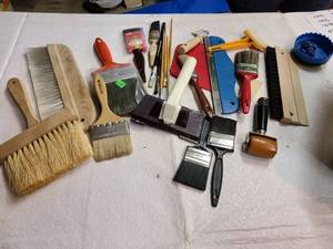 lot 3025 image: Assorted paint brushes and wallpaper supplies