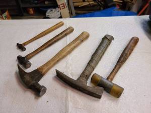 lot 3026 image: Assorted hammers