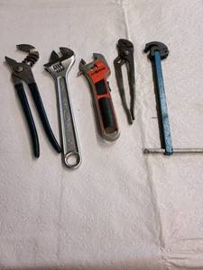 lot 3050 image: Assorted wrenches and pipe wrench