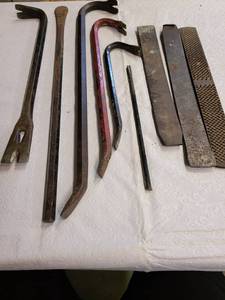 lot 3053 image: Assorted crowbars and files