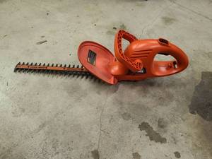 lot 3065 image: Black and Decker electric hedge trimmer 17