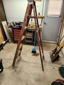 lot 3070 image: 6 wood step ladder