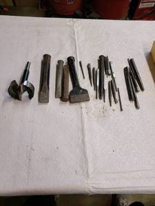 lot 3080 image: Assorted chisels and punches
