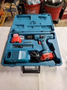 lot 3104 image: Makita power drill