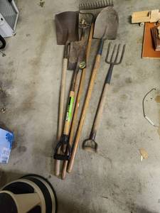 lot 3114 image: Assorted shovels, rakes and pitch fork
