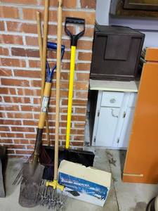 lot 3118 image: Assorted hand tools and snow shovels