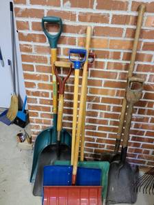 lot 3119 image: Assorted snow shovels and shovels