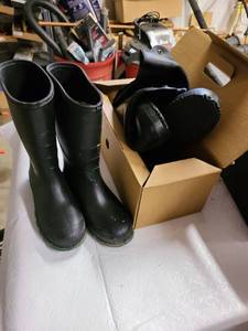 lot 3126 image: Set up 2 rubber boots size 7