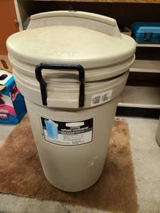 lot 3130 image: Got 32 gallon trash can