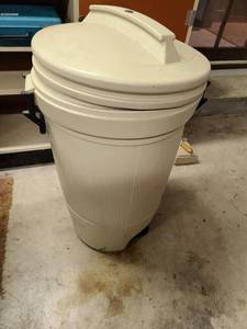 lot 3131 image: Rubbermaid 32 gallon rolling trash can