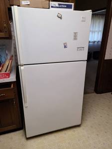 lot 3140 image: Wirlpool refrigerator works
