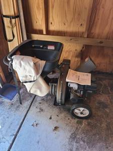 lot 4000 image: Craftsman 5 horsepower 3 cutting stage mulching and bagging chipper shredder