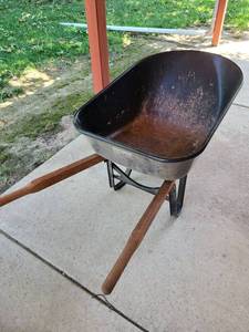 lot 4016 image: True temper 6 ft� wheelbarrow