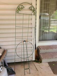 lot 4018 image: Trellis and plant stand