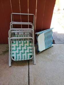 lot 4020 image: 5 folding chairs and one lounge chair, all in good shape