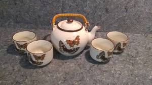 lot 253 image: Stunning Butterfly Tea Set