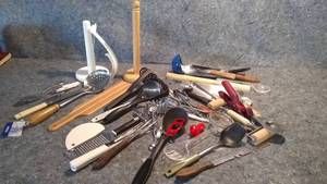 lot 269 image: Large Lot of Assorted Kitchenware
