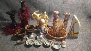 lot 320 image: Mixed Decorative Lot Vintage and Modern Pieces