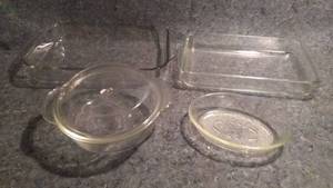lot 325 image: Vintage Glass Bakeware, Fire King, Pyrex, German Glasbake Piece