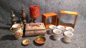lot 357 image: Vintage and Modern Decorative Housewares Lot