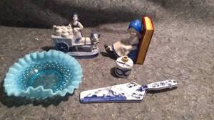 lot 370 image: Vintage Delft Blue Decorative Pieces and More