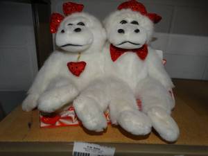 lot 2800 image: White Gorillas Valentine Couple