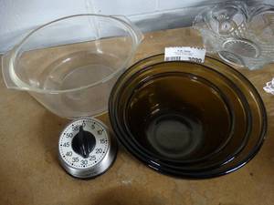 lot 3090 image: Lot Glass Mixing Bowls and timer