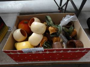 lot 2879 image: Lot of Table Decor