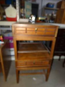 lot 3063 image: Lot of 2 wooden end tables