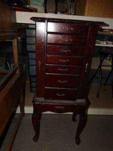 lot 3068 image: Jewelry Armoire