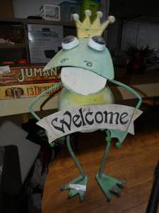 lot 3072 image: Metal frog welcome sign