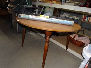 lot 3075 image: Round dinning table