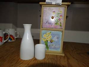 lot 2982 image: Lot of Home Decor