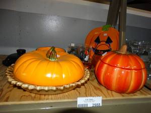 lot 2988 image: Lot of Pumpkin Decor and Covered Pie Plate