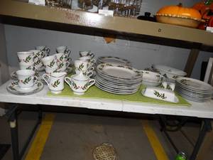 lot 2995 image: Set of Dishware with Holly Design