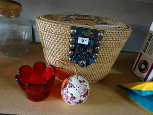 lot 3006 image: Lot of Colorful Home Decor