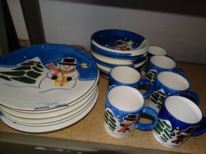 lot 3011 image: Set of Snowman Plates, Bowls and Mugs