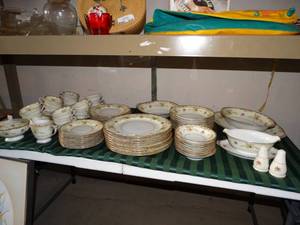 lot 3012 image: Large Matching Set of Vintage Regal china