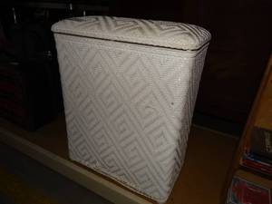 lot 3043 image: White Laundry Basket with Lid
