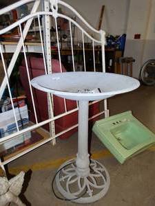 lot 3135 image: Plastic Bird Bath w Fountain