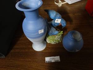 lot 3081 image: Lot of blue home decor