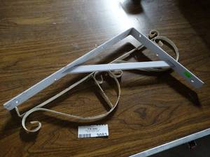lot 3083 image: Lot of 2 metal shelf brackets