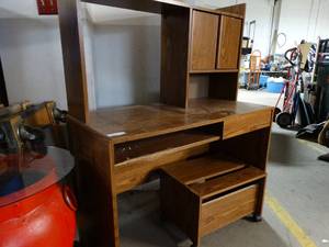 lot 3163 image: Large Wooden Desk